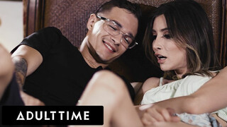 ADULT TIME - Bombázó transzi szobatárs
