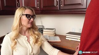 Dögös 40-es Julia Robbie és a fiatal hapsi