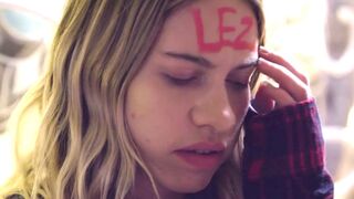 Tini lányok forró fürdőszobai leszbi játszmája