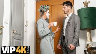 Az érett világos szőke francia anyuci újra csábít fiatal fickót