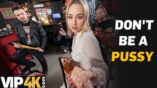 Bátor világos szőke pornószínész bassza idegen faszit a bárban