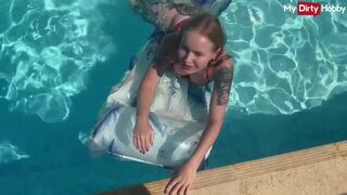 Emma wolf a tüzes picsa aki a medencében kúrel vadul