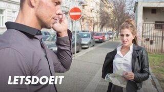 Lenyűgöző turista Silvia Dellai mélyen megkúrva egy helyi krapek által
