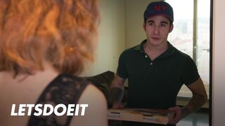 Megcsaló bula Arian Joy először a barátját baszogatja, aztán a kézbesítő csávó megdugja jól
