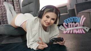 Kicsike tini spiné Aria Banks elkapja magas mostohabátyját Chris Epicet, aki a szobájában kézimunkázza a pöcse