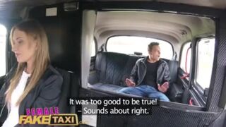 Fiatal srác gyorsan megdugja Angel Piaff lucskos kiborotvált puncáját a hamis taxiban