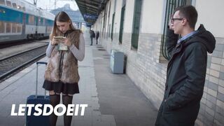 Selvaggia tini bige felfogta Charlie Dean hatalmas faszát egy gyors pov dugásra