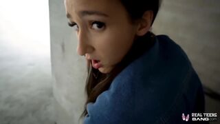 Carmen Rae kicsike picsája durva dugásba keveredik a castingon