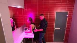 Éjszakai klubban történő valódi dugás és beleélvezés a nyilvános wc-ben