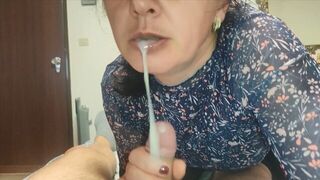 Ne mondd el senkinek! dögös milf nevelő anya szopással segít a nevelő fiának és szájába élvez