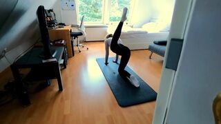 Tini fitnesz hölgyemény ujjazza magát, majd rendesen megbasszák