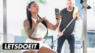 Dögös Brazil MILF Mariana Martix Durván Megkúrva az Asszisztens által a LetsDoeIt Csatornán