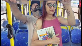 Tini bulát megbassza egy idegen a nyilvános buszban