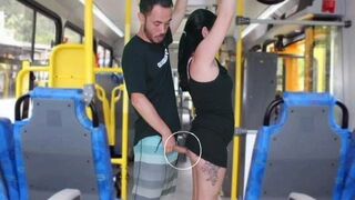 Öreg krapek dörzsöli és kiveri a barnára a buszon, amíg el nem élvez