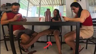 A fiúm férjének szoptam le az asztal alatt a szülinapján