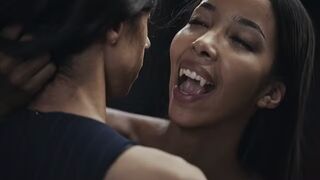 Ebony Vampire Mistress Lia Lin elcsábít egy brazil hatalmas keblű tini sunát a Vampired durva domina játékában