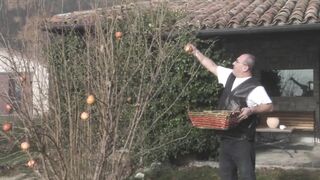 Fullos világos szőke tini amatőr popsiba tolva és szájba spriccelve nagy farasszal