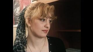 Világos Szőke nagymellű csajok szőrös csajt szopnak méretes farokkal retro jelenetben