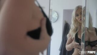 Méretes Csöcsű Világos Szőke Milf Mélytorok Akcióban a Cherry Pimps Csatornán